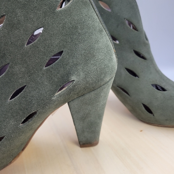 Surface to Air Perforated High Back Suede Platform Booties Womens Size EU 41 - Picture 15 of 15